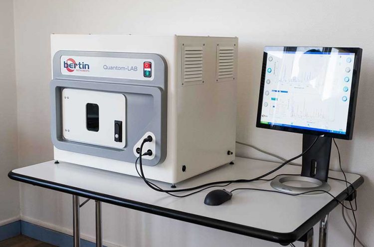 Quantom Lab - Analyse tous les éléments du tableau périodique. Très sensible pour les métaux-alcalins, alcalino-terreux et métaux de transition