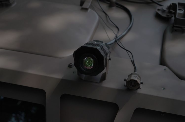 Module capteur thermique CamSight du PeriSight Top Attack monté sur le toit d'un véhicule blindé en environnement opérationnel